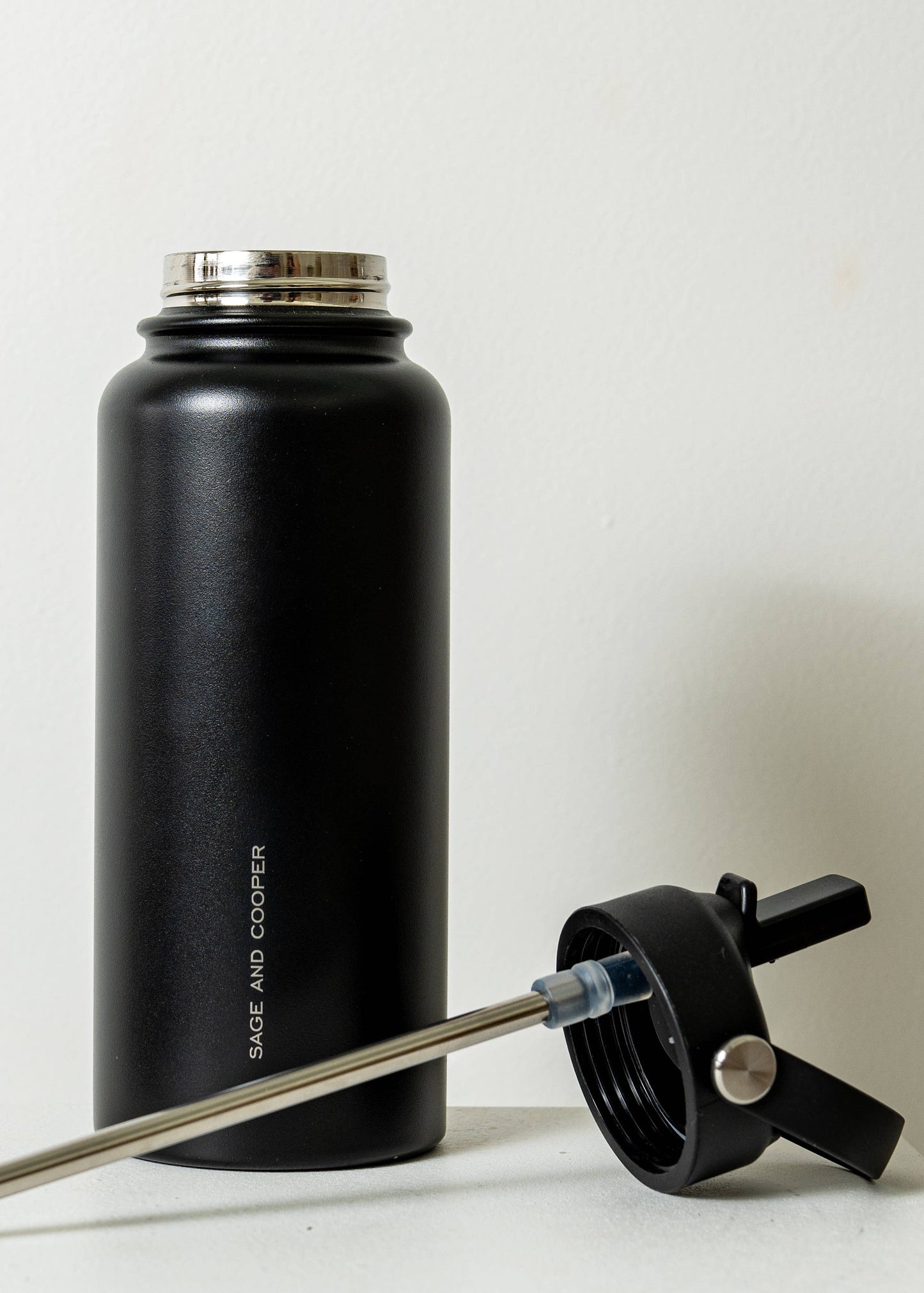 Sage & Cooper - The Sage & Cooper Insulated Drink Bottle: Black / 1 Litre