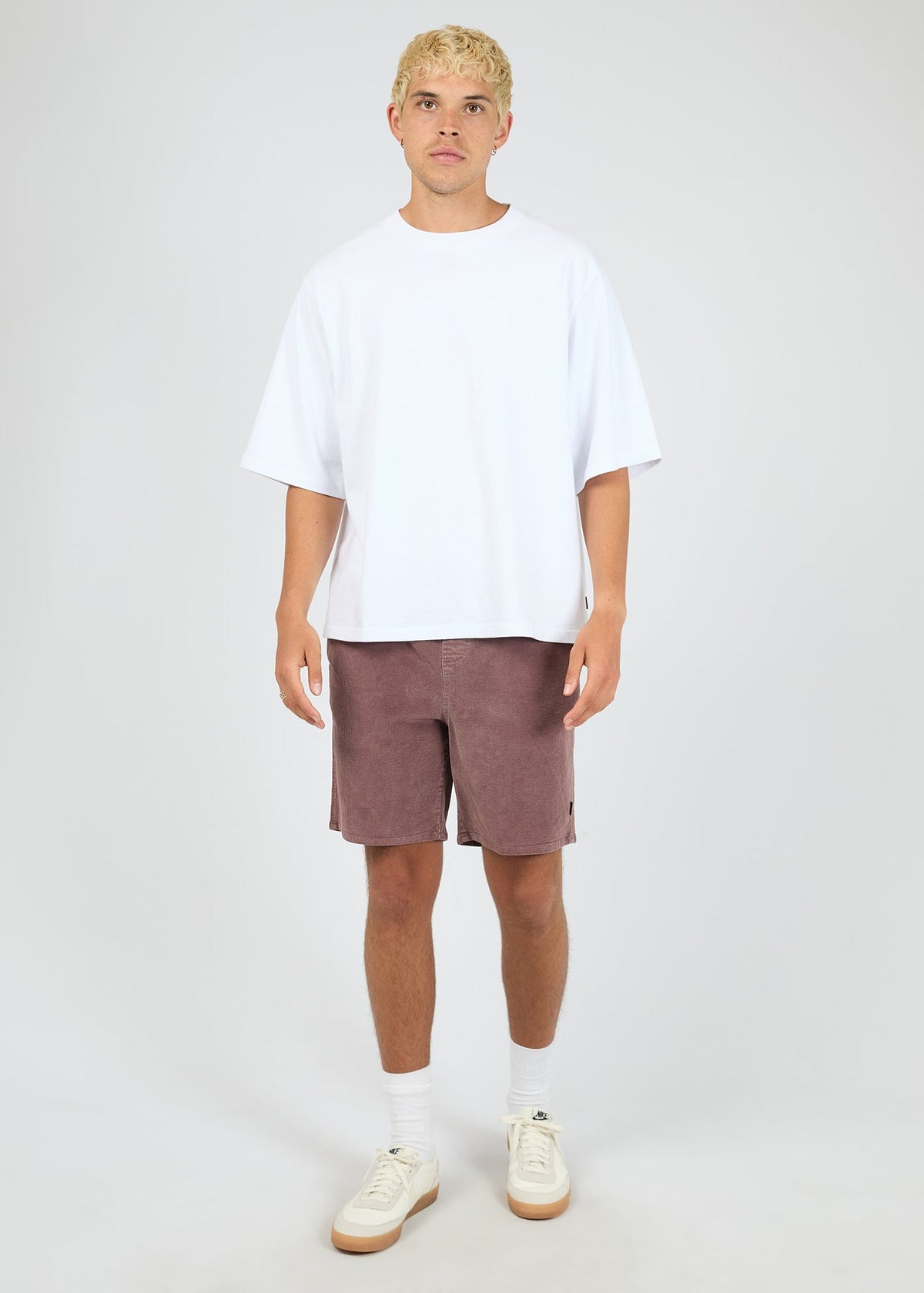 Model wearing the Silent Theory Cord Short in vino with a white tee