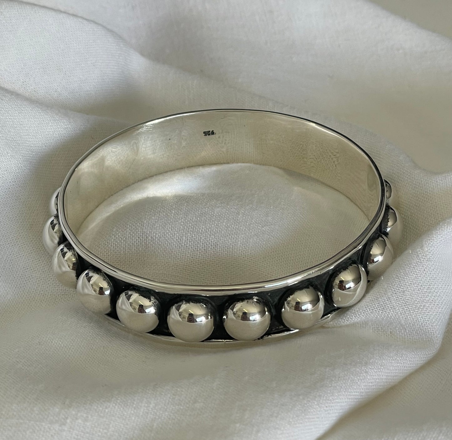 Hola Bella Solid Silver Bangle