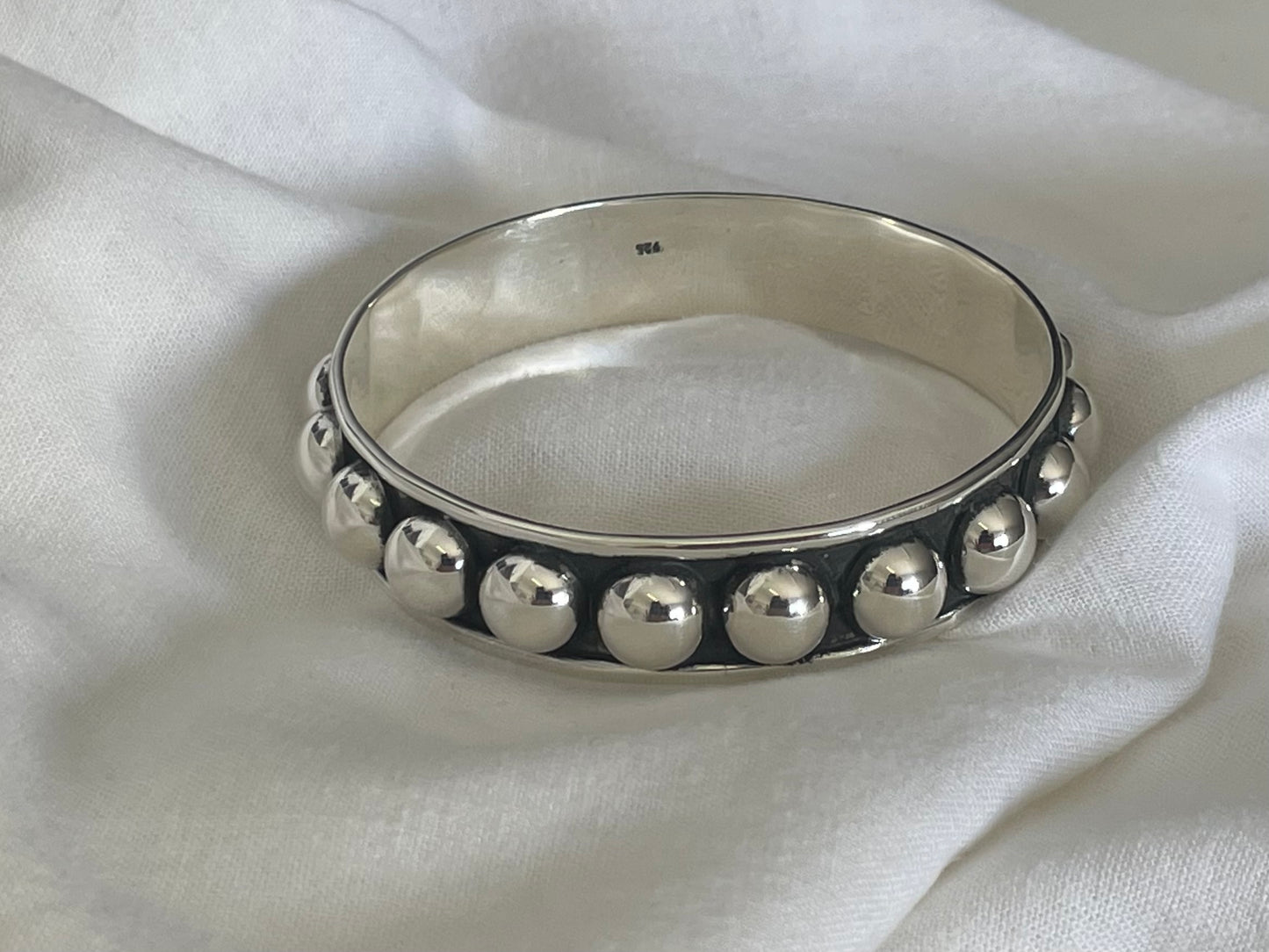 Hola Bella Solid Silver Bangle